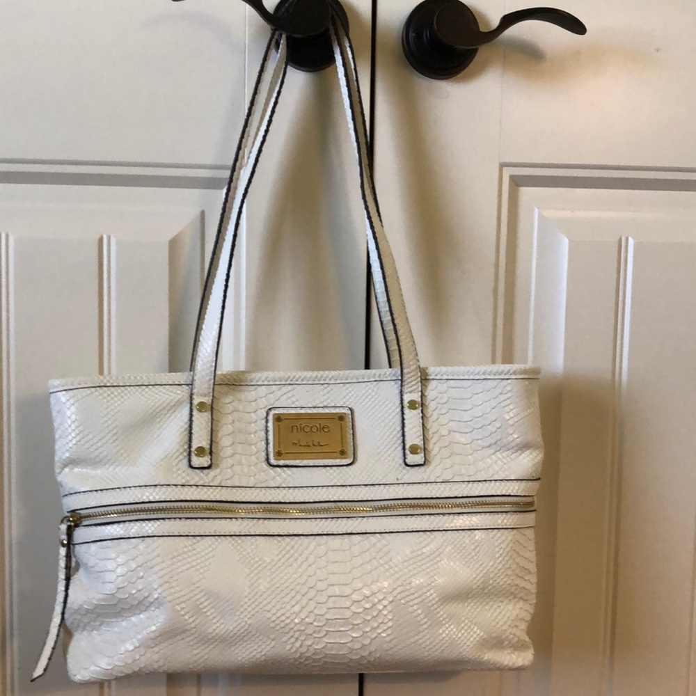 Beautiful Nicole Miller white lizard look purse. Never been used.